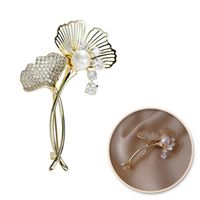 broszka ozdobna - miłorząb z cyrkoniami i perłą bz215