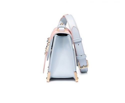 Modna czerwona listonoszka na Arena.pl