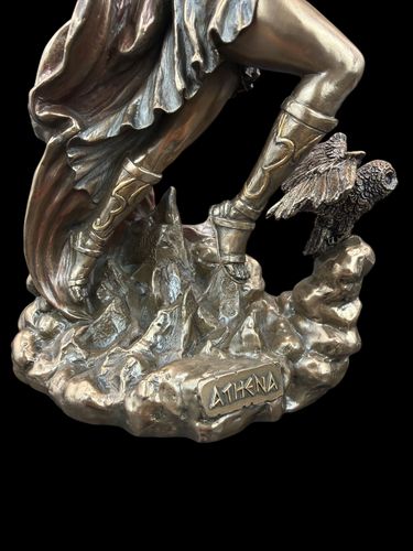ATENA RZUCAJĄCA OSZCZEPEM Z SOWĄ VERONESE  (WU76978A4) na Arena.pl
