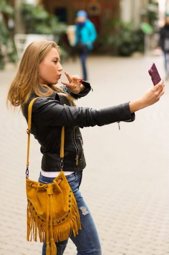 VERA PELLE torebka zamszowa listonoszka boho z ćwiekami V418 czarna na Arena.pl