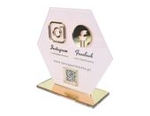 Różowa statuetka z plexi z nadrukiem UV i złotymi elementami