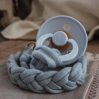 Hi Little One : Warkoczykowa zawieszka do smoczka Baby Blue