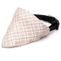 Trójkątny szalik w kratę 18x11 cm z obrożą 40 cm dla psa lub kota zapewniający wygodę i styl
