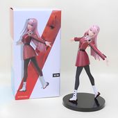 Figurka anime dziewczyna z różowymi włosami w czerwonym stroju