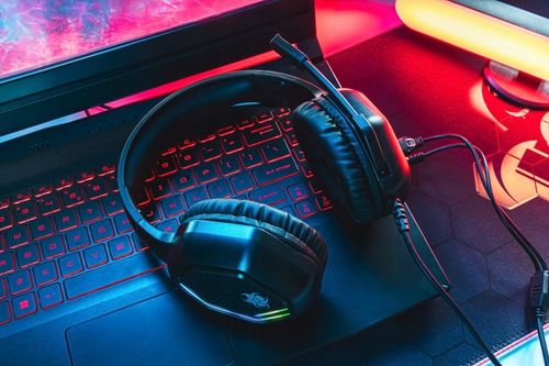 SŁUCHAWKI GAMINGOWE NASZUSZNE Z MIKROFONEM PRZEWODOWE RGB DLA GRACZY JACK na Arena.pl