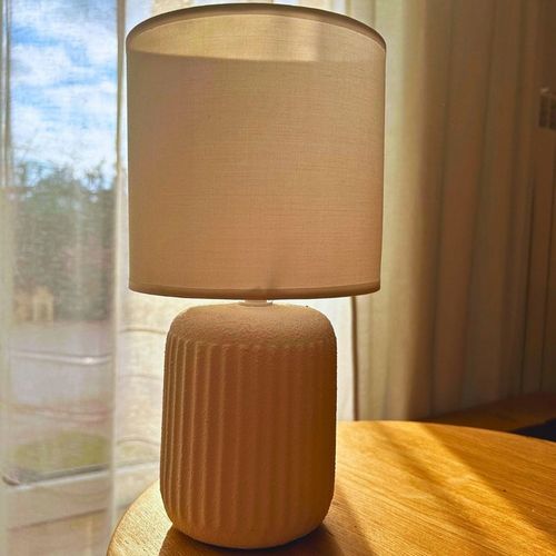 Lampka nocna z abażurem biała ceramiczna ryflowana DION D1 na Arena.pl