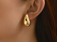 Złote błyszczące kolczyki najmodniejsze krople złocone łezki sztyft idealne