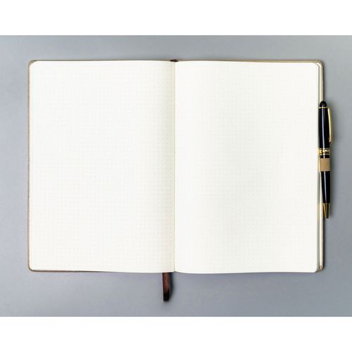 beżowy notes w formacie b5 zadrukowany w kropki, wyposażony na Arena.pl