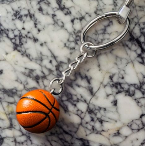 Sportowy brelok KOSZYKÓWKA na Arena.pl