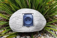 Unikalny ozdobny kamień z gniazdem elektrycznym estetyka z funkcjonalnością