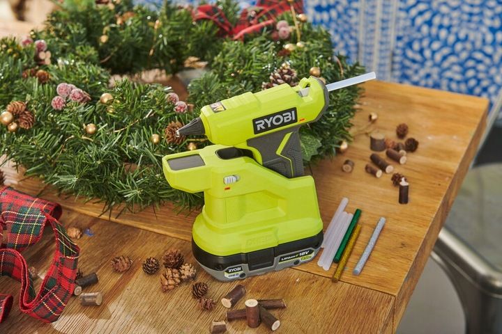 RYOBI AKUMULATOROWY PISTOLET DO KLEJU NA GORĄCO 7MM STACJA DOKUJĄCA RGLM18 zdjęcie 15