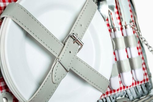 Duży kosz piknikowy z zestawem sztućców talerzy dla 4 osób biała wiklina na Arena.pl