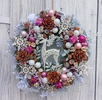 Wianek świąteczny z jelonkiem i bombkami w odcieniach różu – 38 cm