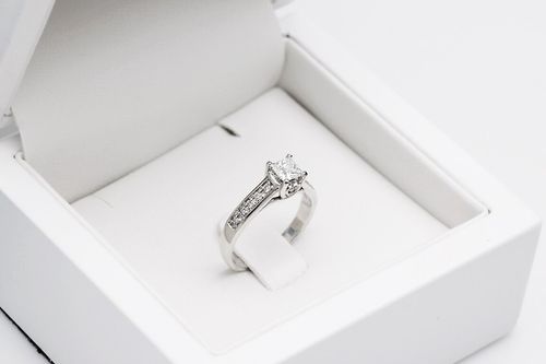 Złoty pierścionek PBD3707 - Diament na Arena.pl