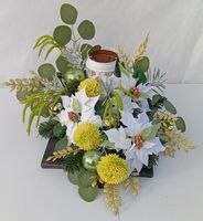 Świąteczny stroik nagrobny na desce z poinsecją