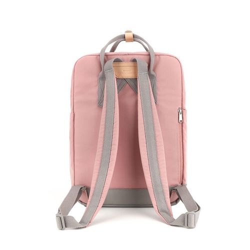 pojemny i praktyczny plecak damski w jasnoróżowym kolorze zawieszony na Arena.pl