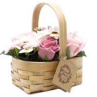 RÓŻOWY BUKIET MYDLANY W WIKLINOWYM KOSZU