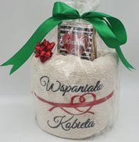 ręcznik biały z haftem "wspaniała kobieta" + słodycze