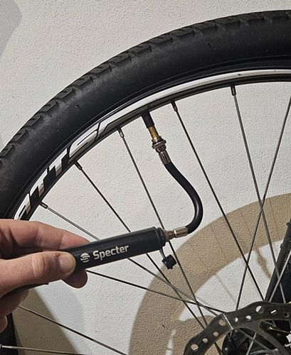 Pompka do piłki roweru ręczna mała uchwyt na ramę aluminium 7bar SPECTER na Arena.pl