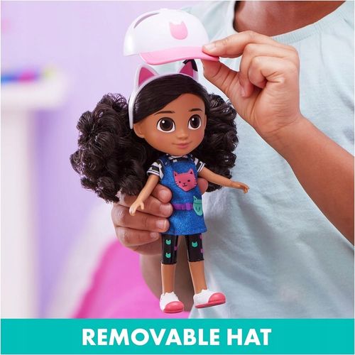 KOCI DOMEK GABI LALKA GABBY W PODRÓŻY Z CZAPKĄ I OPASKĄ KOCIE USZY 20 CM na Arena.pl