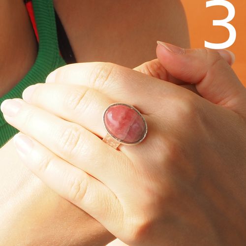 Pierścionek regulowany z owalnym Rodochrozytem w srebrze młotkowanym 3 na Arena.pl