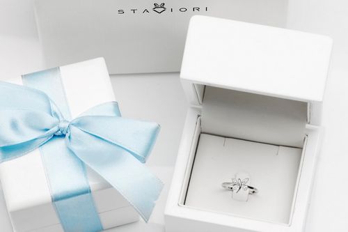 pierścionek motylek z białego złota z diamentem na Arena.pl