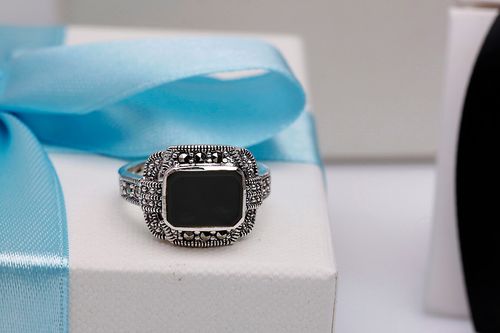 srebrny elegancki pierścionek z onyksem i markazytami na Arena.pl