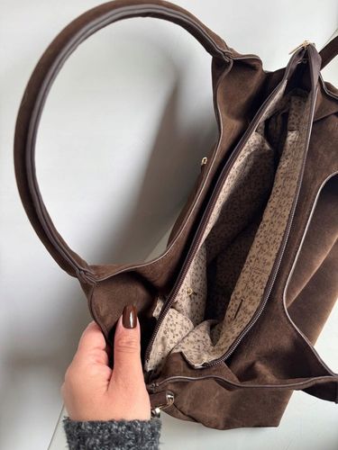 Torebka Flora&Co duża czekoladowa zamsz eco zamszowa breloczek brąz shopper na Arena.pl