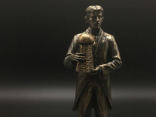 NIKOLA TESLA TRZYMAJĄCY MODEL WIEŻY VERONESE WU76912A4 na Arena.pl