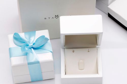 drobne kolczyki z brylancikami na Arena.pl