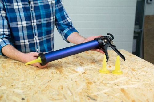 Pistolet wyciskacz do silikonu mas uszczelniacza klejów 600ml MOCNY na Arena.pl