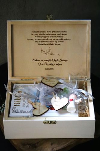 PREZENT NA CHRZEST ŚWIĘTY Pamiątka Chrztu Świętego BIAŁE PUDEŁKO Z BIBLIĄ na Arena.pl