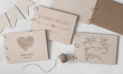 DREWNIANY ALBUM NA ZDJĘCIA PERSONALIZOWANY GRAWER na Arena.pl