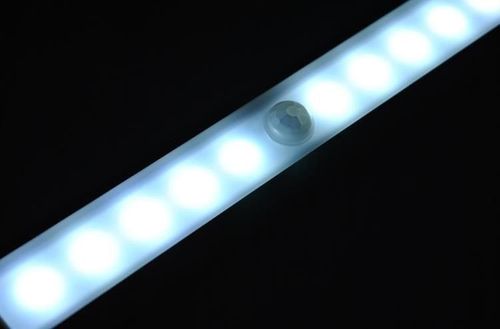 Lampka samoprzylepna - listwa na Arena.pl