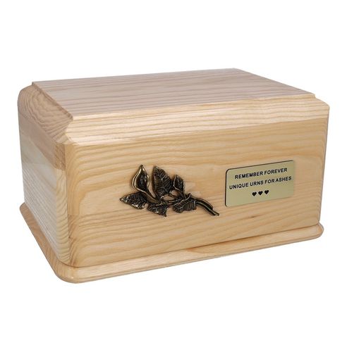 Drewniana urna wykonana z jasnego drewna / Plakietka na Arena.pl