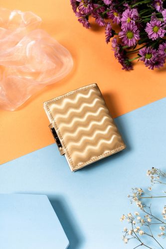 skórzany portfel damski na zatrzask i bigiel ze wzorem w fale - lorenti na Arena.pl