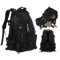 sportowy plecak militarny w czarnym kolorze zawieszony