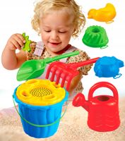 Zestaw Marioinex wiaderko konewka do piasku, sitko łopatka grabki 3 foremki