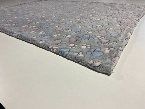 koc polarowy 100x70 cm łapy ciemne na Arena.pl