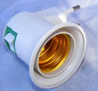 Lampa przejściówka złodziejka 230V oprawka E27 z włącznikiem