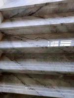 Marmuropodobne twarde szare płytki na schody z ŻYŁKĄ 120x30 WYSOKI POŁYSK