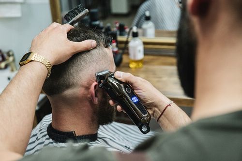 BEZPRZEWODOWA MASZYNKA DO STRZYŻENIA WŁOSÓW KEMEI KM-1990 BARBER USB LCD na Arena.pl