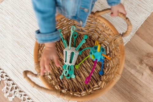 PRZECIĄGANIEC ZIPPEE ZABAWKA SENSORYCZNA prezent dla dzieci 18m+ MOBI na Arena.pl