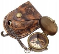Zamykany kompas z łańcuszkiem w skórzanym etui C-64