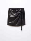 Mango Krótka spódnica ze skóry imitującej sprzączkę XS