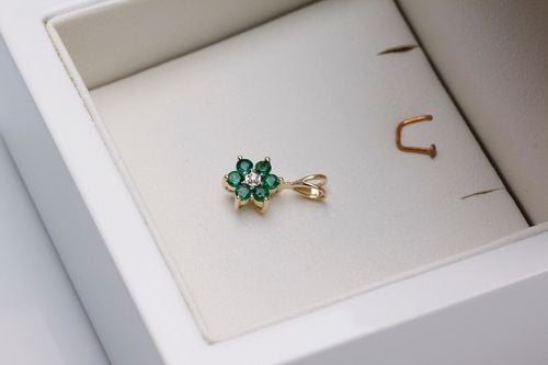 złoty wisiorek kwiatek - szmaragdy i brylant na Arena.pl