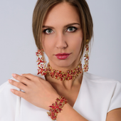 bransoletka z kwiatowym wzorem z kryształkami z kolekcji blossom