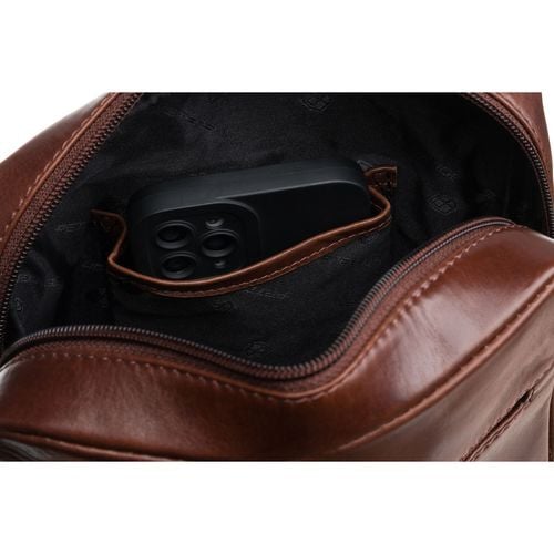 miejska torba męska ze skóry naturalnej w brązowym kolorze, zawieszona na Arena.pl