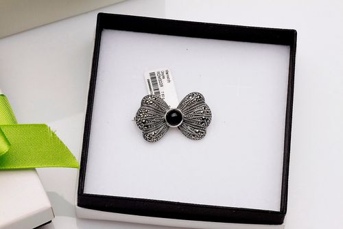 srebrna broszka kokarda z onyksem i markazytami na Arena.pl