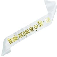 Branie zaczyna się po 50-tce -  biała szarfa ze złotym nadrukiem